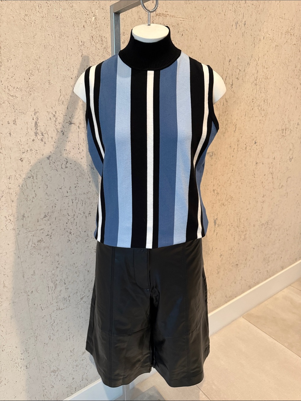 NWOT Tahari Sleeveless Turtleneck Stripe Knit Top - Blue/Black/White Sz M